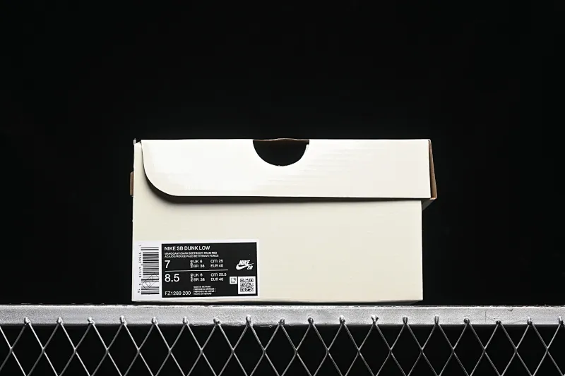 All categories Nk SB Dunk Series Nk SB Dunk Low low-top sneakers Riot Skateshop x Nk SB Dunk Low joint model Bordeaux red low-top casual sneakers FZ1289-200
